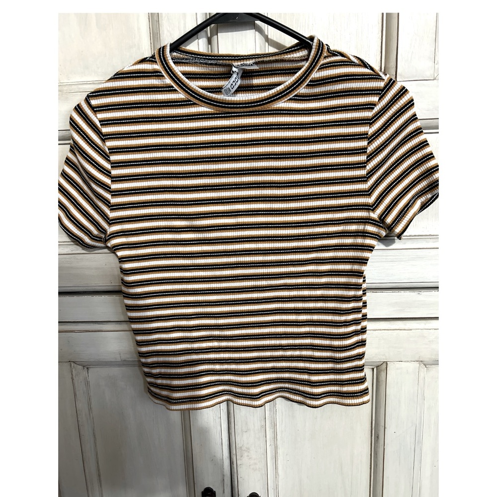 Cropped striped tee. 90,s vibe.